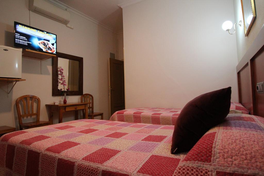 Hostal Greco Gran Via Madrid Bagian luar foto