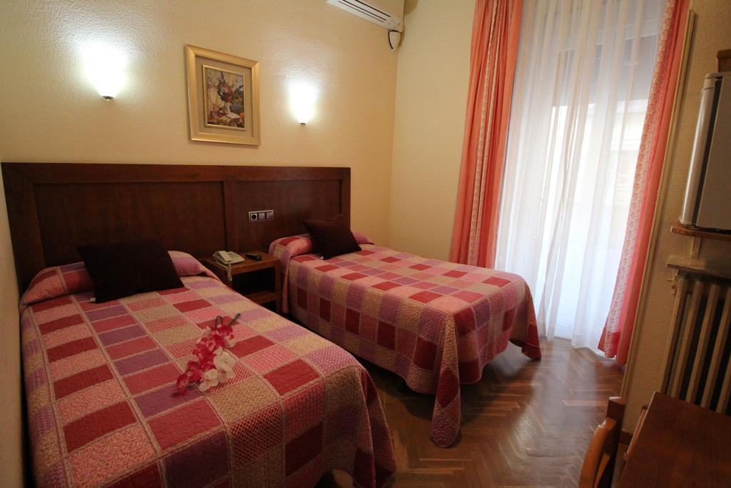 Hostal Greco Gran Via Madrid Bagian luar foto