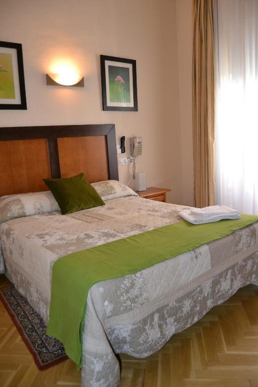 Hostal Greco Gran Via Madrid Bagian luar foto