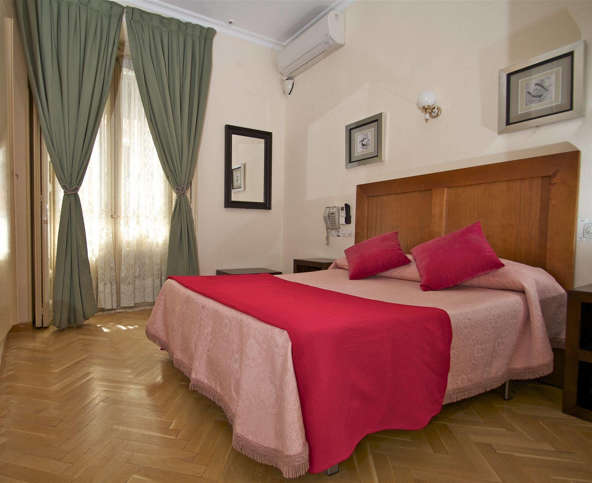 Hostal Greco Gran Via Madrid Bagian luar foto