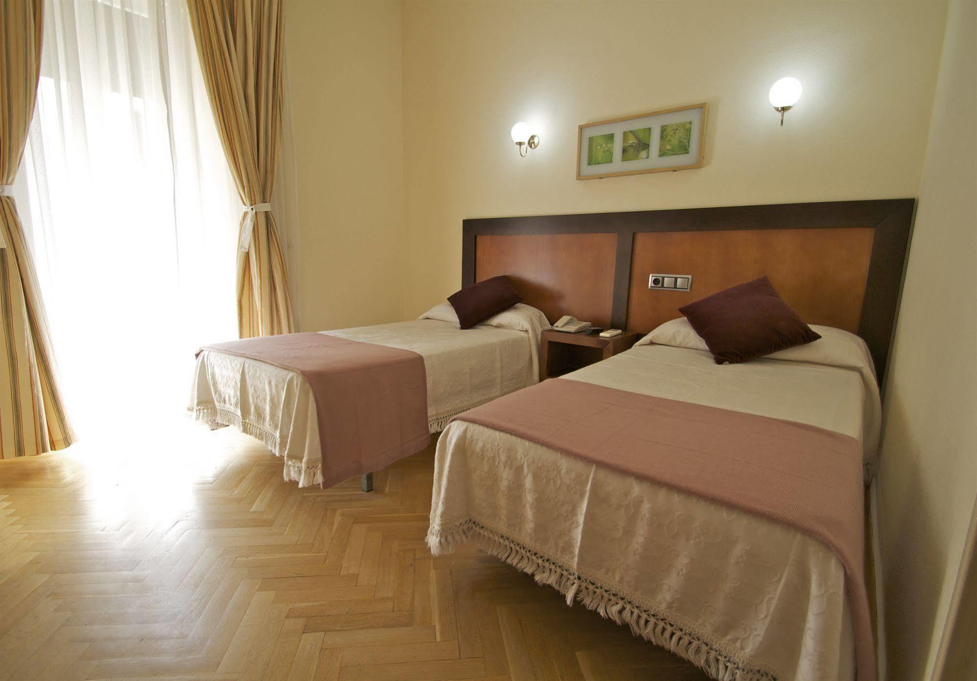 Hostal Greco Gran Via Madrid Bagian luar foto