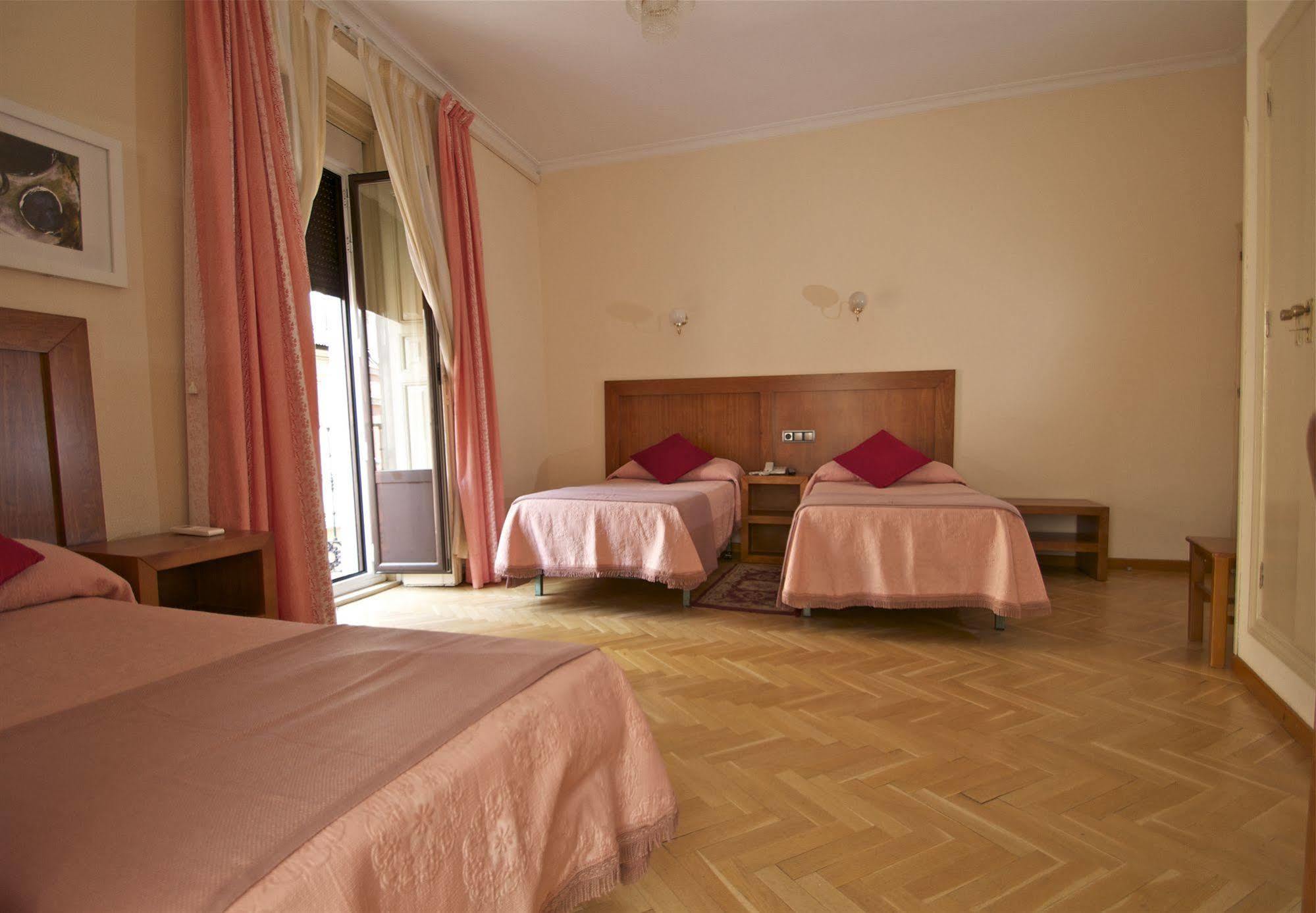 Hostal Greco Gran Via Madrid Bagian luar foto