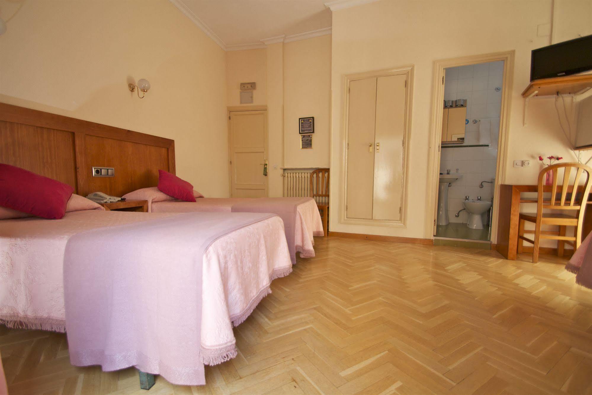 Hostal Greco Gran Via Madrid Bagian luar foto