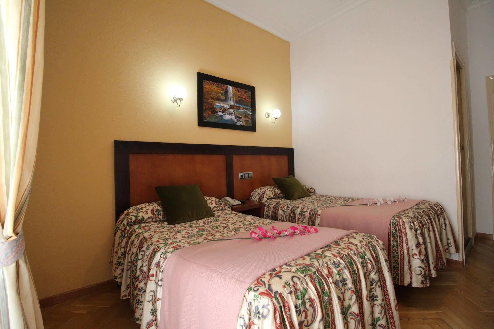 Hostal Greco Gran Via Madrid Bagian luar foto