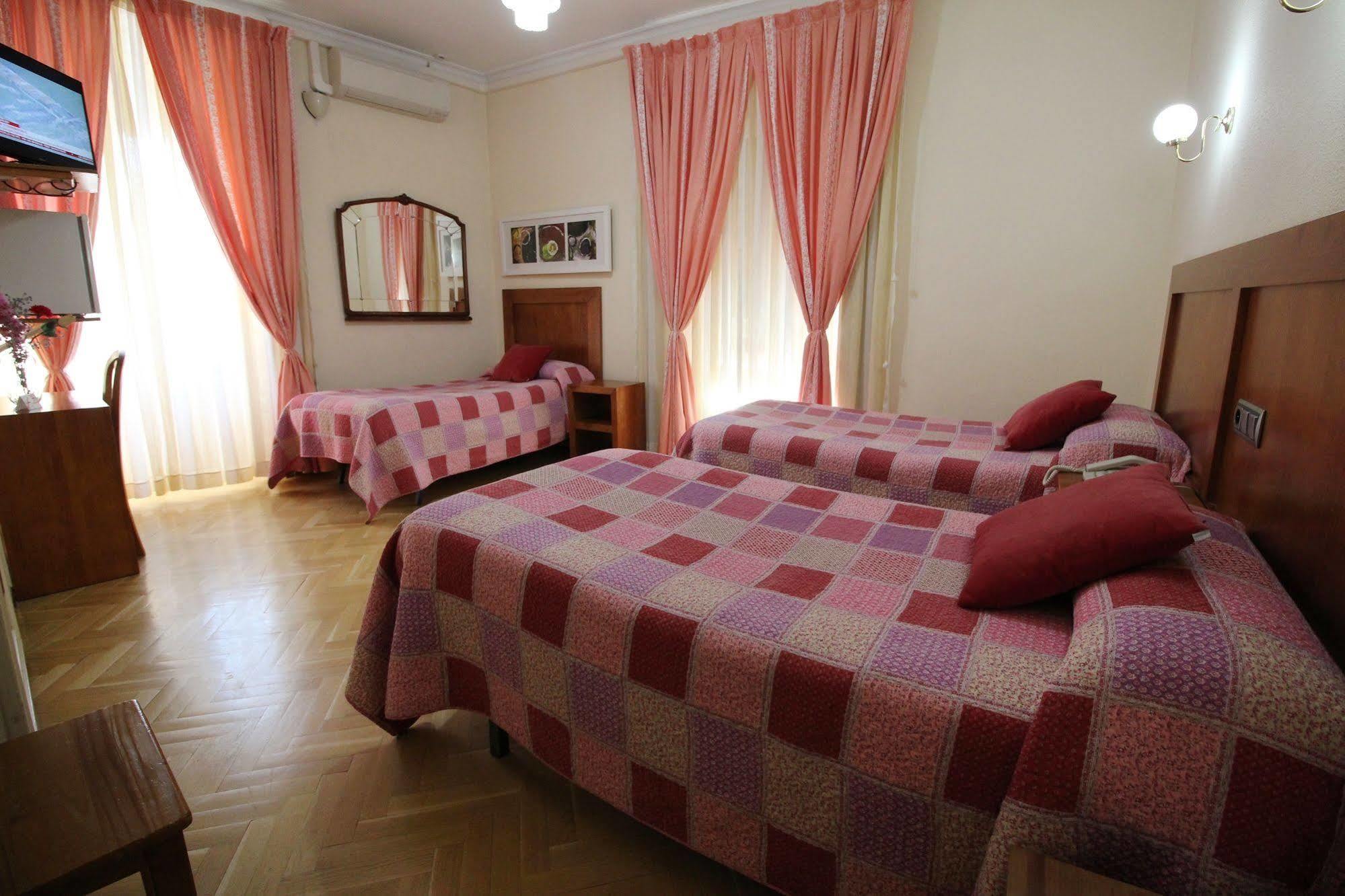 Hostal Greco Gran Via Madrid Bagian luar foto